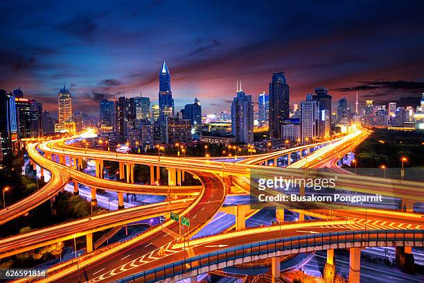 elevated view of a road junction in shanghai - bridge gap stockfoto's en -beelden