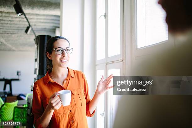 business colleagues having coffee break at startup - pausa para café imagens e fotografias de stock