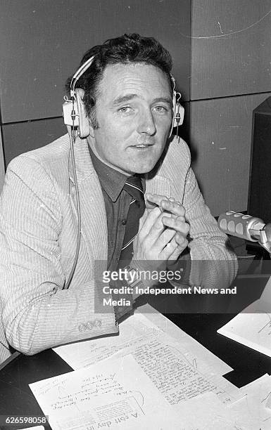 Mike Murphy in the RTÉ radio studio, Dublin, circa December 1983 .