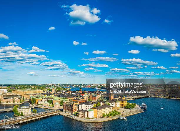 stockholm luftaufnahme über gamla stan spires sommerhafen schweden - stockholm summer stock-fotos und bilder