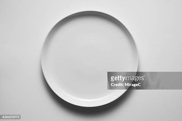 empty white plate - plate stockfoto's en -beelden