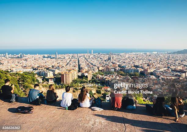 freunde über barcelona - barcelona von oben stock-fotos und bilder