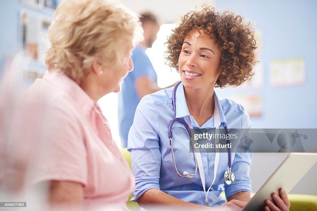 Médecin heureux avec le patient