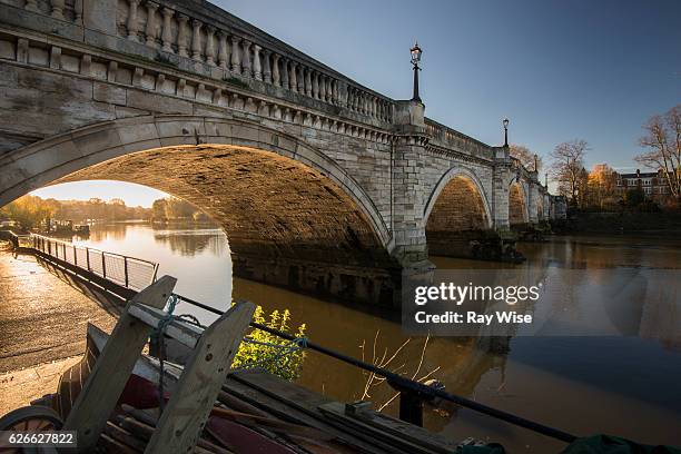 richmond bridge sunrise - richmond upon thames stockfoto's en -beelden