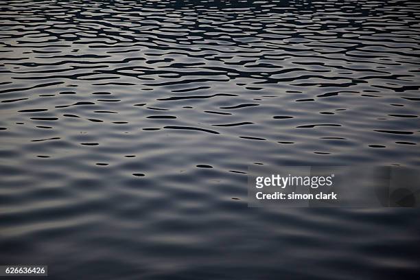 reflection in london canal at dusk looking like oil - rio imagens e fotografias de stock