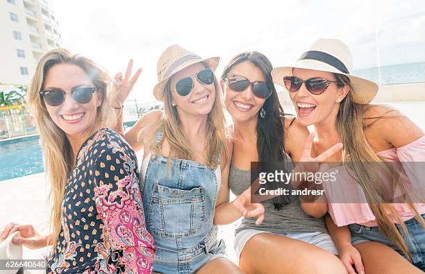 gruppo felice di donne che si godono le loro vacanze - addio al nubilato foto e immagini stock