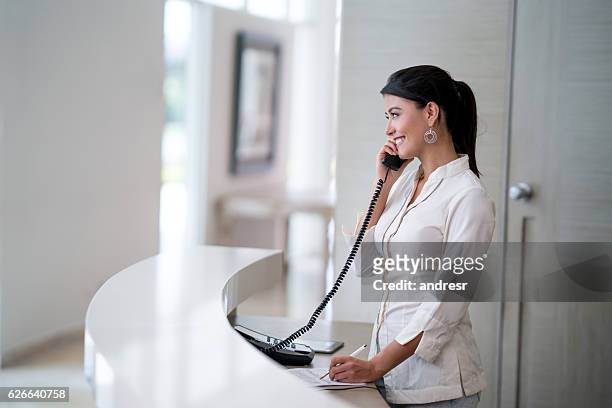 hostess on the phone at the hotel - receptionist 個照片及圖片檔