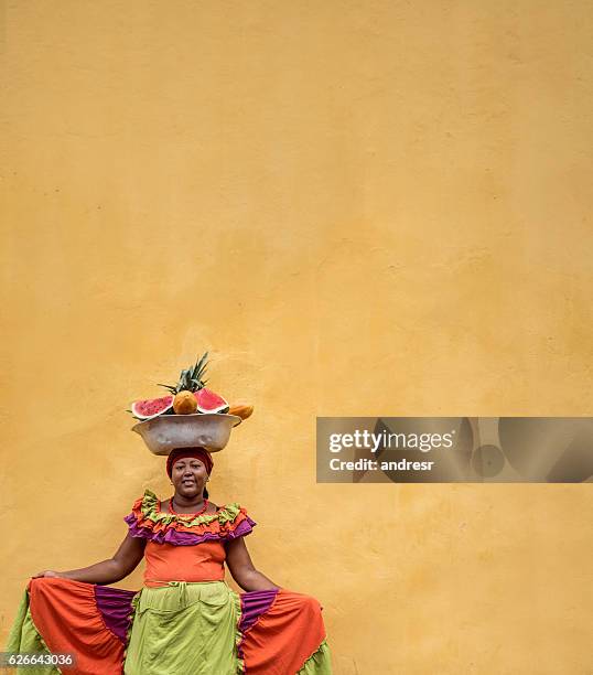 schöne palenquera in cartagena - cartagena departamento de bolívar stock-fotos und bilder