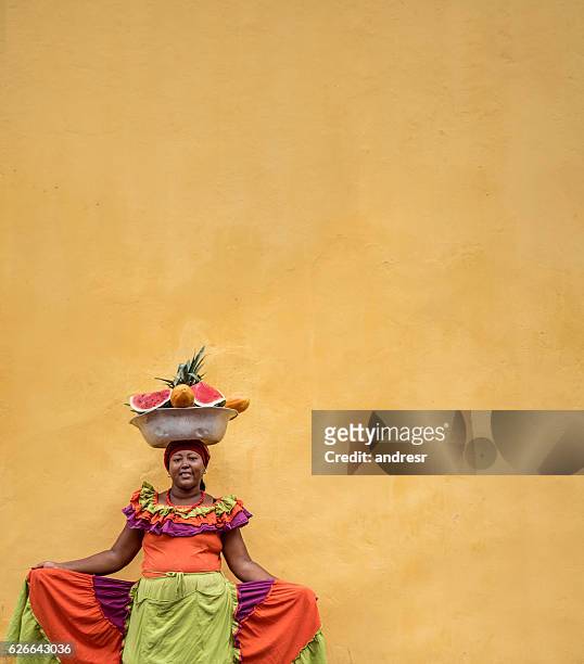 belle palenquera à carthagène - colombia photos et images de collection