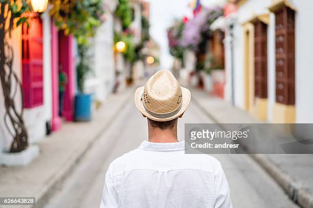 male tourist sightseeing in cartagena - colombian ethnicity stockfoto's en -beelden