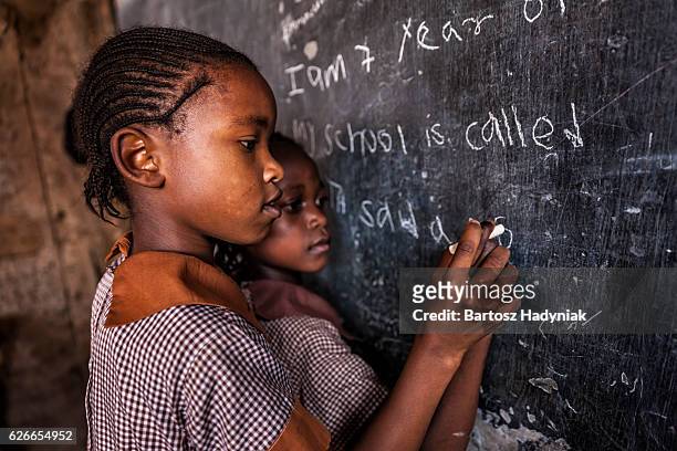 アフリカの少女たちは英語の学習、孤児院のケニア - 貧困 子供 ストックフォトと画像