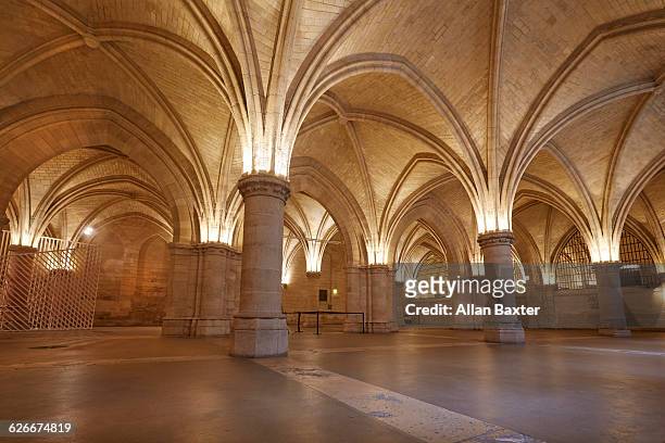 interior of the medieval 'hall of the guards' - conciergerie foto e immagini stock