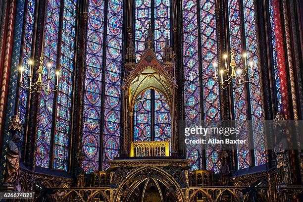 lower chapel of the 'sainte-chapelle' in paris - lancet arch fotografías e imágenes de stock