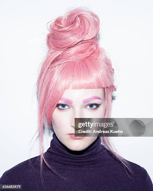 young woman with pink hair wig in an updo. - femme frange photos et images de collection