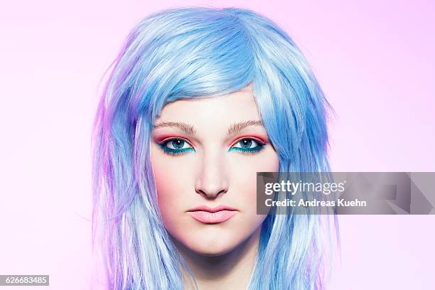 young woman wearing a blue hair wig, portrait. - big hair - fotografias e filmes do acervo