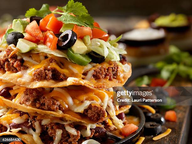 chilli cheese tostada tower - scheibe portion stock-fotos und bilder