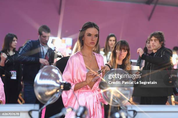 Alessandra Ambrosio prepares backstage prior to the Victoria's Secret Fashion Show on November 30, 2016 in Paris, France.