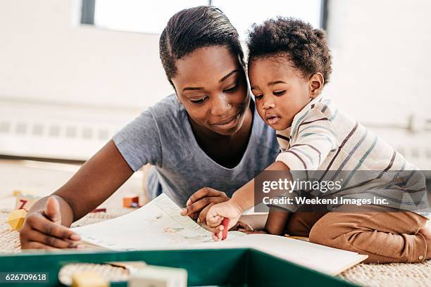 mom reading for toddler - één ouder stockfoto's en -beelden