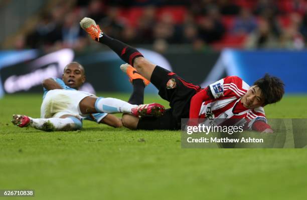 Fernandinho of Manchester City and Ki Sung-Yong of Sunderland