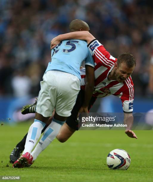 Lee Cattermole of Sunderland gets tangled up with Fernandinho of Manchester City