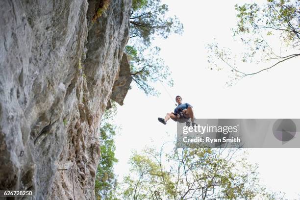 man repelling down cliff - chalk bag fotografías e imágenes de stock