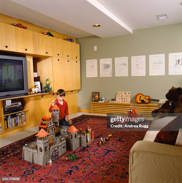 boy playing with toy castle in family room - cuarto de jugar fotografías e imágenes de stock