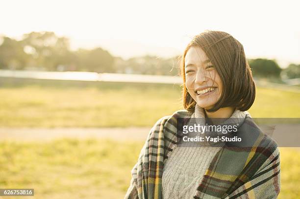 屋外で楽しい時間を過ごしている女性 - 女性　日本人　笑顔　30代 ストックフォトと画像