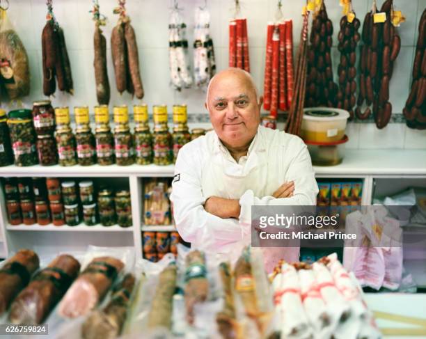 butcher behind counter - metzger stock-fotos und bilder