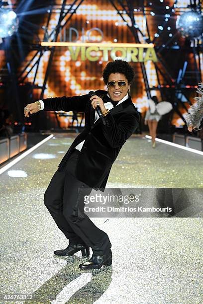 Bruno Mars sings on the runway during the 2016 Victoria's Secret Fashion Show on November 30, 2016 in Paris, France.