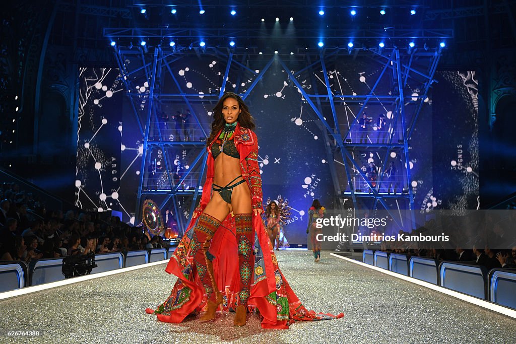 2016 Victoria's Secret Fashion Show in Paris - Show
