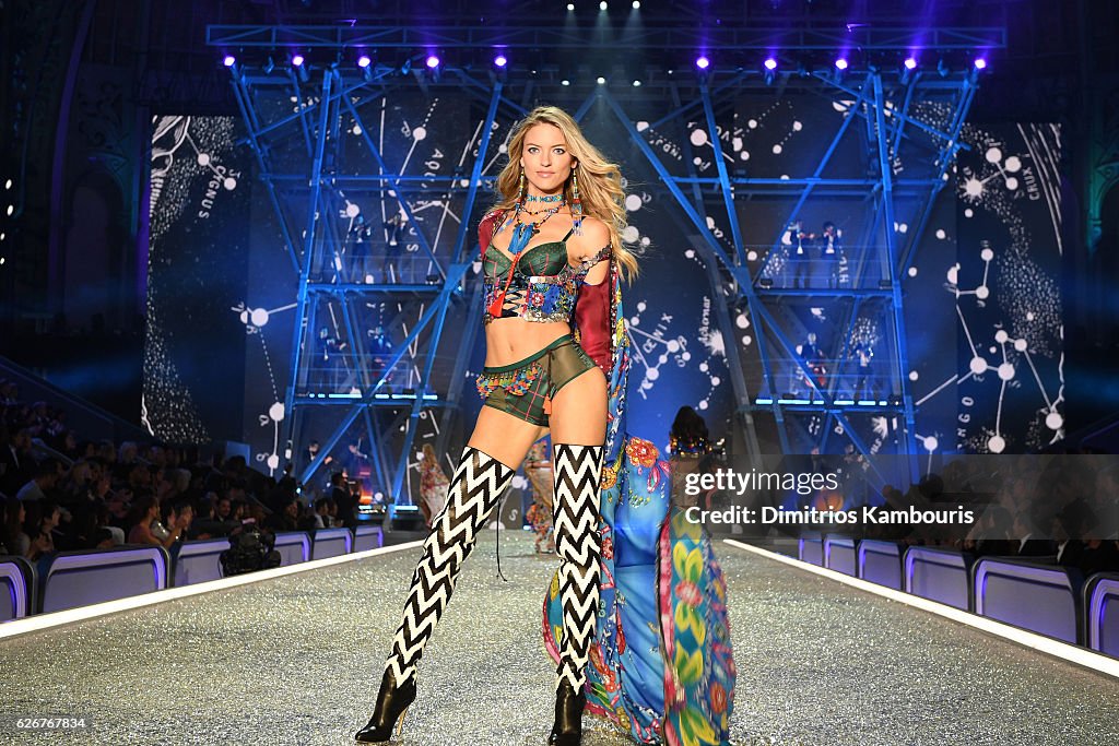 2016 Victoria's Secret Fashion Show in Paris - Show