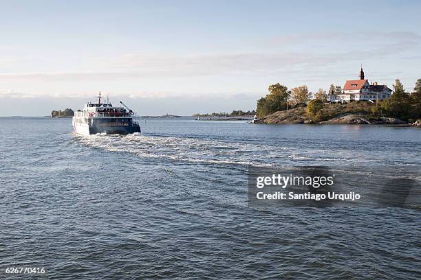 ferry boat leaving bay of helsinki - helsinki stock-fotos und bilder