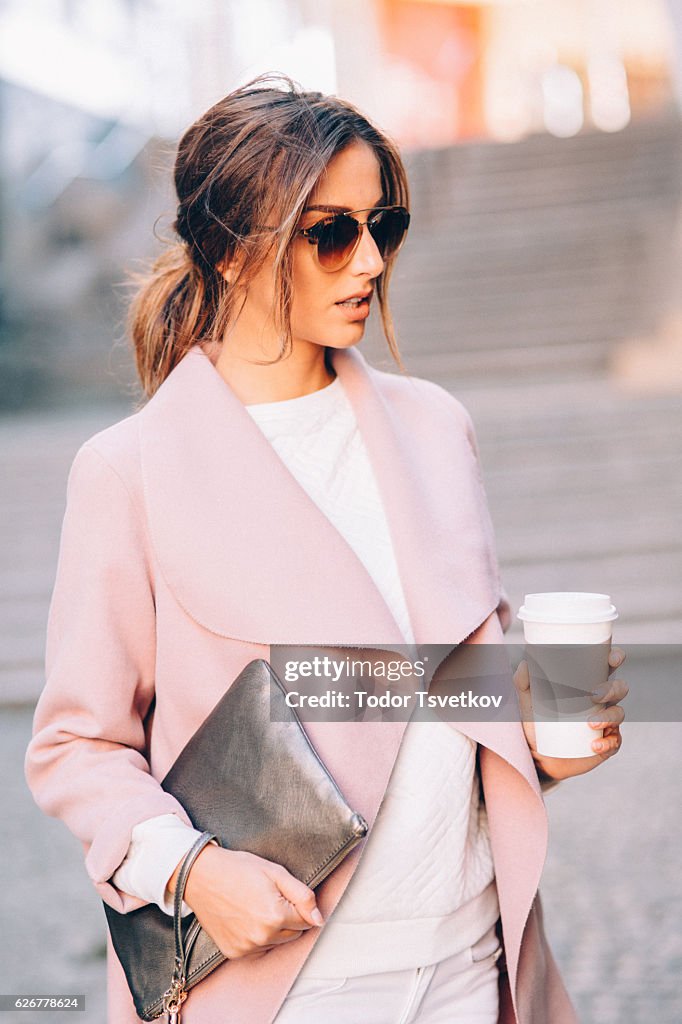 Hermosa elegante mujer bebiendo café