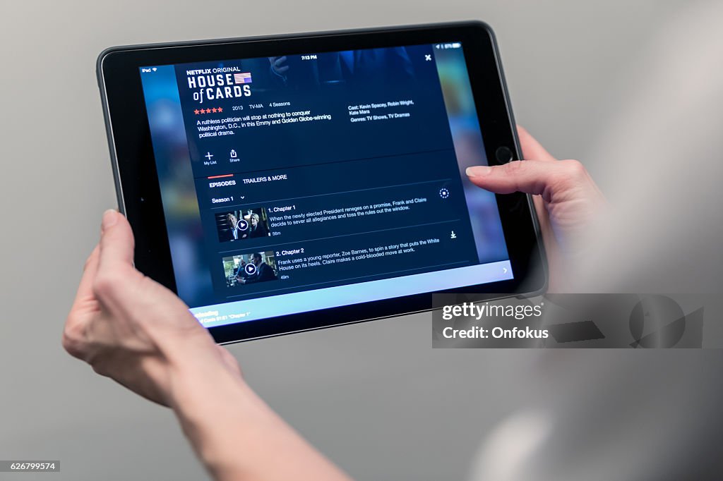 Menschliche Hand halten Apple ipad mit Netflix-Anwendung