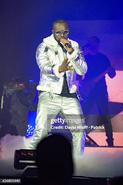 Maitre Gims performs at AccorHotels Arena on November 30, 2016 in Paris, France.