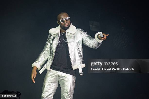 Maitre Gims performs at AccorHotels Arena on November 30, 2016 in Paris, France.