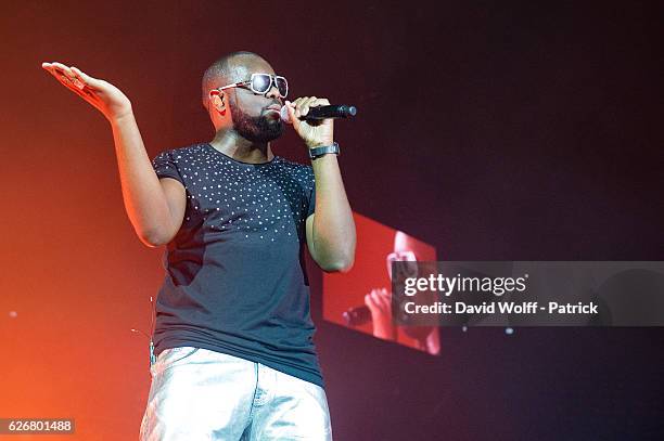 Maitre Gims performs at AccorHotels Arena on November 30, 2016 in Paris, France.