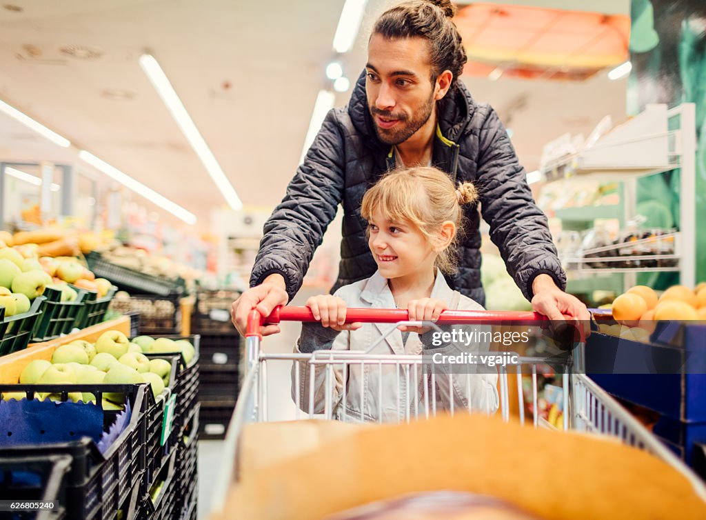 Vater und seine Tochter in einem Supermarkt.