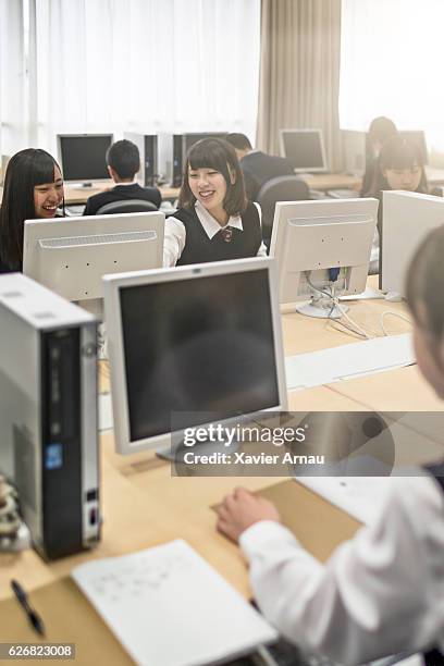 des lycéennes discutant en laboratoire informatique - computer lab high school with computer screen photos et images de collection