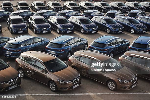 moderne fahrzeuge auf dem parkplatz in einer reihe - fleet cars stock-fotos und bilder