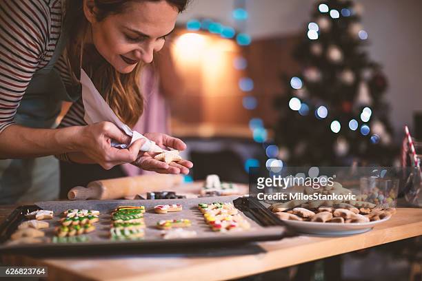 making gingerbread cookies for christmas - baking stock pictures, royalty-free photos & images