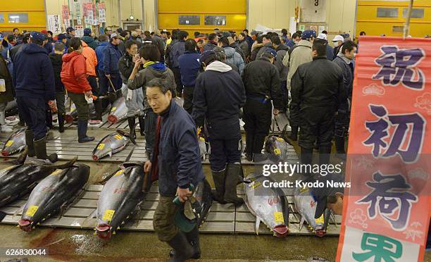 Japan - The first auction of the year is held at Tokyo's Tsukiji fish market on Jan. 5, 2014. A 230-kilogram bluefin tuna from Oma, Aomori...