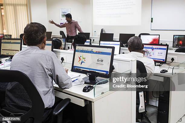 It Trainee Computer Works Computer Trainee Photos and Premium High Res Pictures - Getty Images