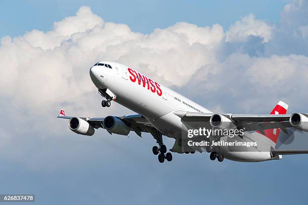 swiss international air lines airbus a340 - aufnahme von unten imagens e fotografias de stock