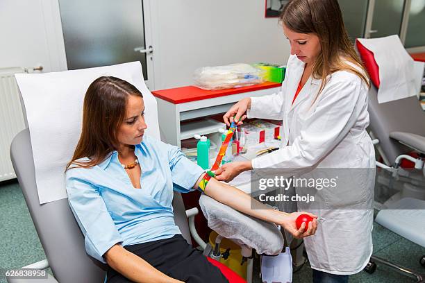 mujer joven va a donar sangre en banco de sangre - banco de sangre fotografías e imágenes de stock