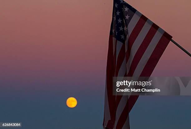 supermoon and american flag - 斯加內特爾湖 個照片及圖片檔