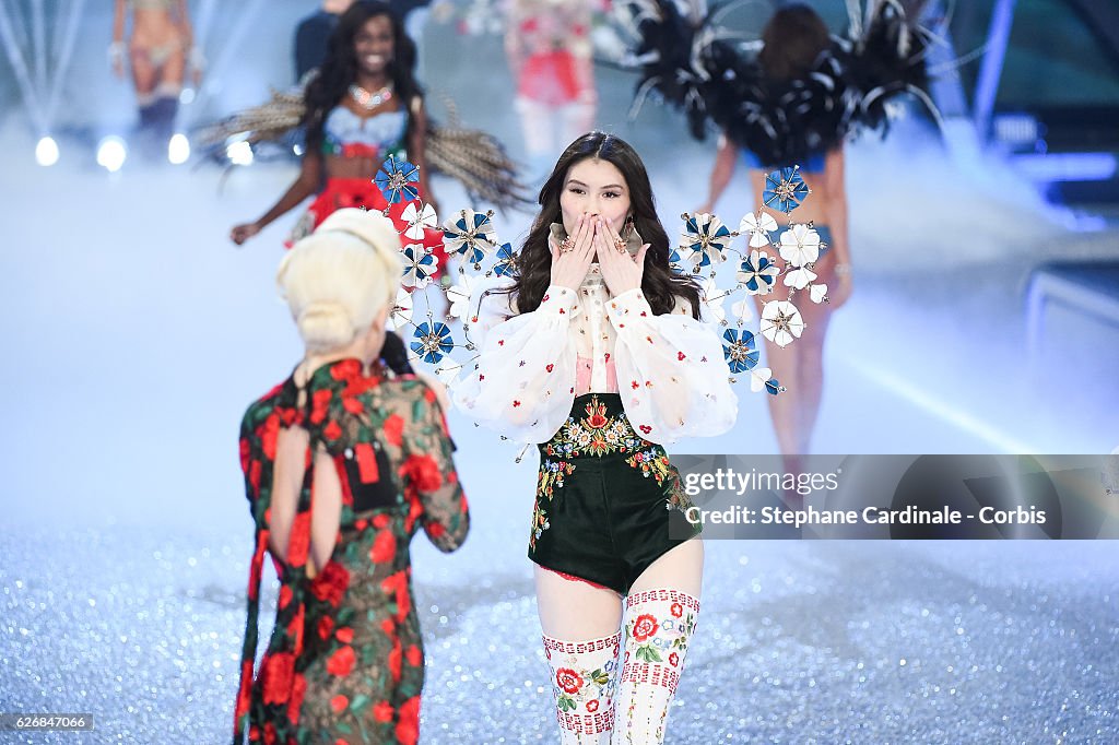 2016 Victoria's Secret Fashion Show in Paris - Show