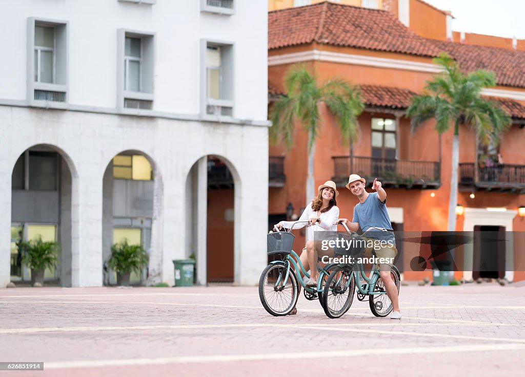 Pareja de turismo en bicicleta en Cartagena