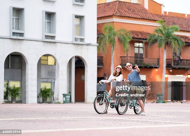 visita di coppia in bicicletta a cartagena - cartagena foto e immagini stock