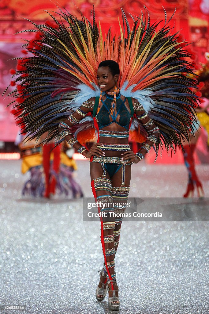 2016 Victoria's Secret Fashion Show in Paris - Show